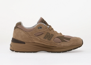 New Balance 991v2 MiUK Walnut Shitake, sneaker Made in UK aux tons Walnut et Shitake avec empeigne en mesh et suède et semelle FuelCell.