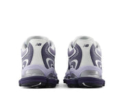New Balance ABZORB 2000 Boysenberry Smoked Violet avec tige en mesh technique respirant, empiècements synthétiques violets et semelle sculptée avec technologie d'amorti ABZORB vue de derrière. 
