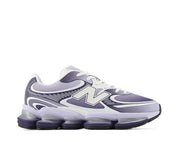 New Balance ABZORB 2000 Boysenberry Smoked Violet avec tige en mesh technique respirant, empiècements synthétiques violets et semelle sculptée avec technologie d'amorti ABZORB vue de profil. 