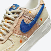 Sneaker basse Nike Air Force 1 Low en cuir blanc cassé, suède multicolore, détails graphiques exclusifs, édition 40e anniversaire LA Flea