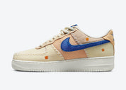 Sneaker basse Nike Air Force 1 Low en cuir blanc cassé, suède multicolore, détails graphiques exclusifs, édition 40e anniversaire LA Flea