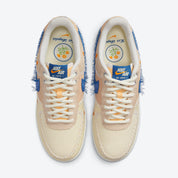 Sneaker basse Nike Air Force 1 Low en cuir blanc cassé, suède multicolore, détails graphiques exclusifs, édition 40e anniversaire LA Flea