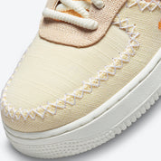 Sneaker basse Nike Air Force 1 Low en cuir blanc cassé, suède multicolore, détails graphiques exclusifs, édition 40e anniversaire LA Flea