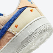 Sneaker basse Nike Air Force 1 Low en cuir blanc cassé, suède multicolore, détails graphiques exclusifs, édition 40e anniversaire LA Flea