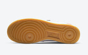 Nike Air Force 1 Low NBA White Crimson Gum, sneaker Nike Air Force 1 Low blanche avec détails Crimson, semelle Gum et inspiration NBA.