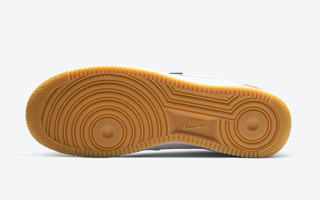 Nike Air Force 1 Low NBA White Crimson Gum, sneaker Nike Air Force 1 Low blanche avec détails Crimson, semelle Gum et inspiration NBA.