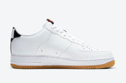 Nike Air Force 1 Low NBA White Crimson Gum, sneaker Nike Air Force 1 Low blanche avec détails Crimson, semelle Gum et inspiration NBA.