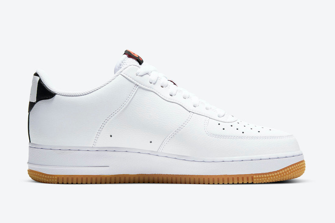 Nike Air Force 1 Low NBA White Crimson Gum, sneaker Nike Air Force 1 Low blanche avec détails Crimson, semelle Gum et inspiration NBA.