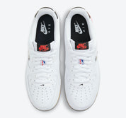 Nike Air Force 1 Low NBA White Crimson Gum, sneaker Nike Air Force 1 Low blanche avec détails Crimson, semelle Gum et inspiration NBA.