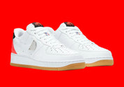 Nike Air Force 1 Low NBA White Crimson Gum, sneaker Nike Air Force 1 Low blanche avec détails Crimson, semelle Gum et inspiration NBA.