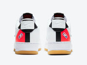 Nike Air Force 1 Low NBA White Crimson Gum, sneaker Nike Air Force 1 Low blanche avec détails Crimson, semelle Gum et inspiration NBA.