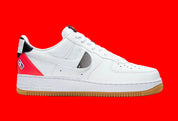 Nike Air Force 1 Low NBA White Crimson Gum, sneaker Nike Air Force 1 Low blanche avec détails Crimson, semelle Gum et inspiration NBA.