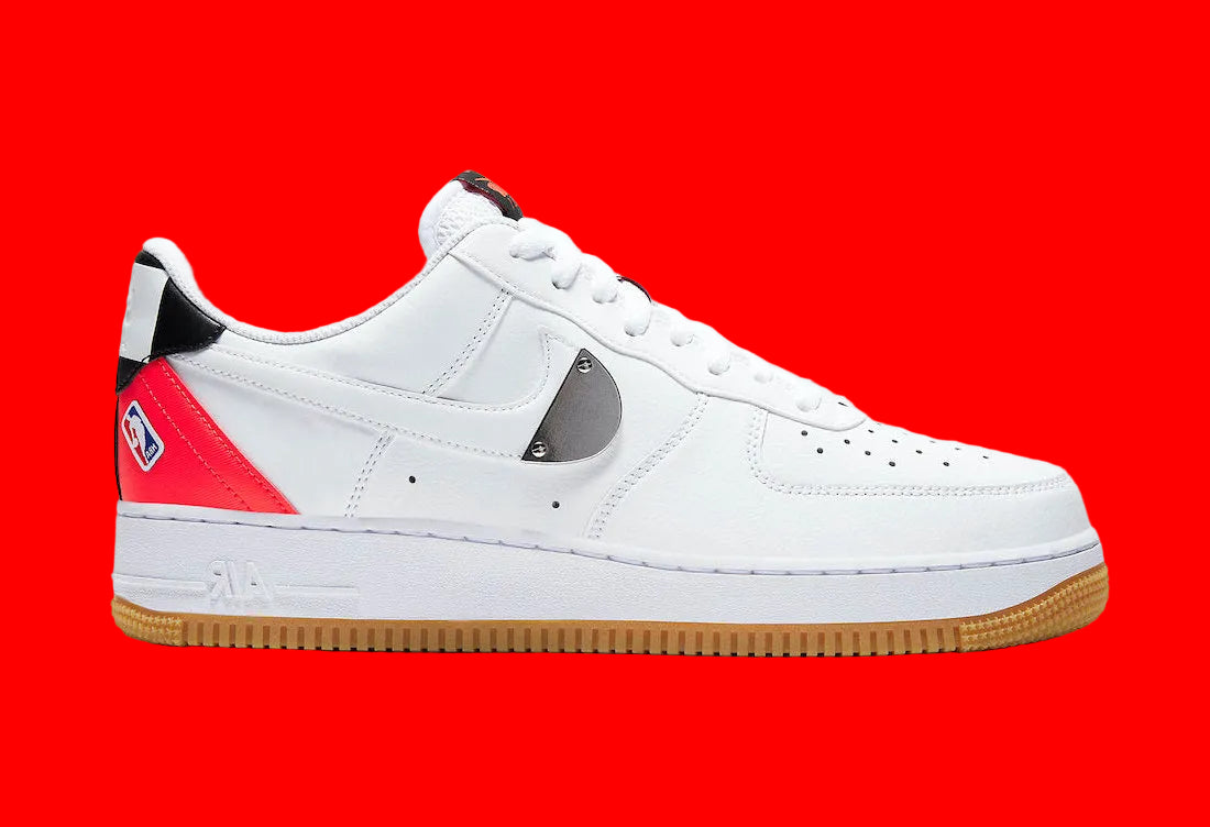 Nike Air Force 1 Low NBA White Crimson Gum, sneaker Nike Air Force 1 Low blanche avec détails Crimson, semelle Gum et inspiration NBA.