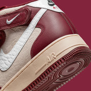 Nike Air Force 1 Mid London, sneaker Nike Air Force 1 mi-montante avec bride à la cheville et détails inspirés de Londres.