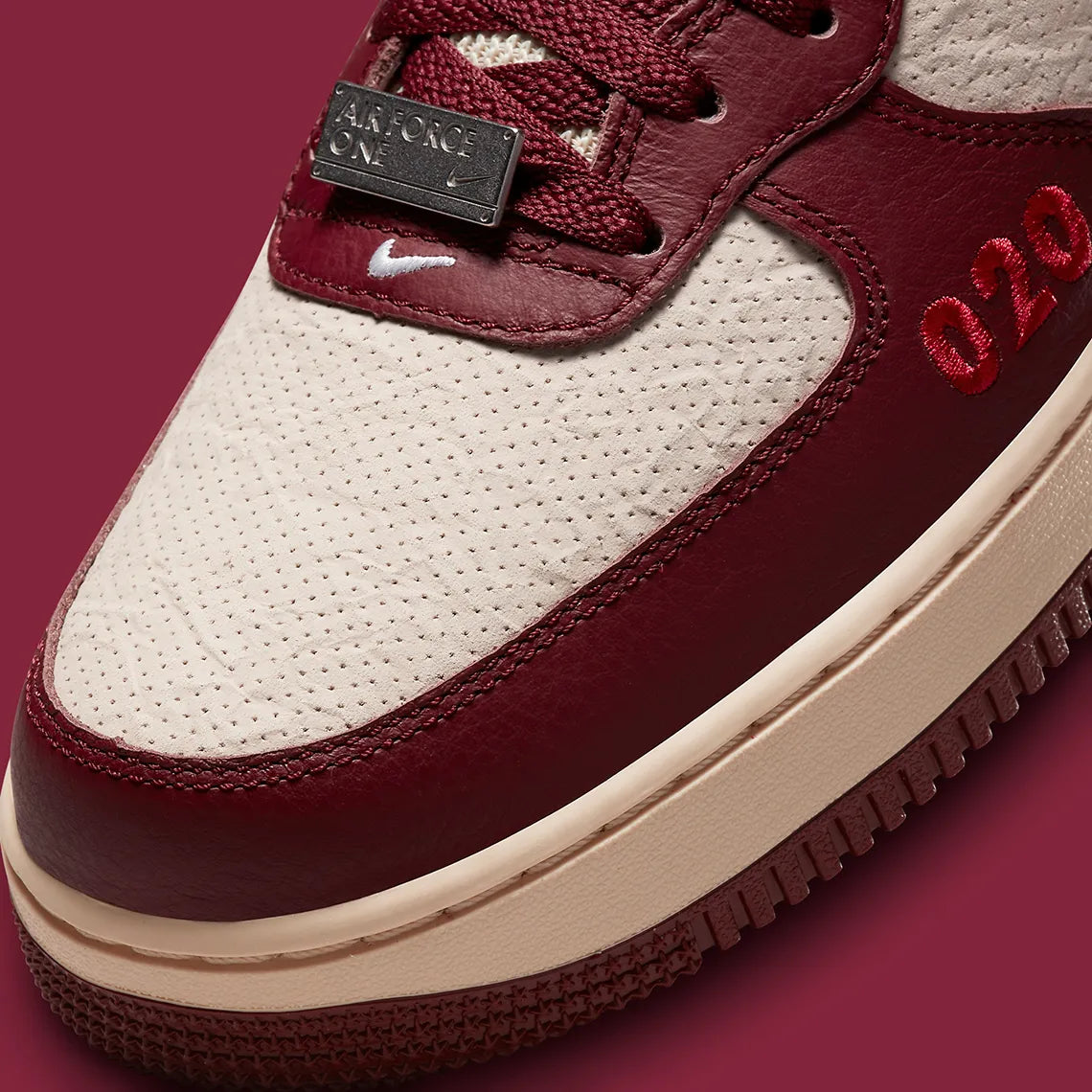 Nike Air Force 1 Mid London, sneaker Nike Air Force 1 mi-montante avec bride à la cheville et détails inspirés de Londres.