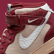 Nike Air Force 1 Mid London, sneaker Nike Air Force 1 mi-montante avec bride à la cheville et détails inspirés de Londres.