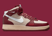 Nike Air Force 1 Mid London, sneaker Nike Air Force 1 mi-montante avec bride à la cheville et détails inspirés de Londres.