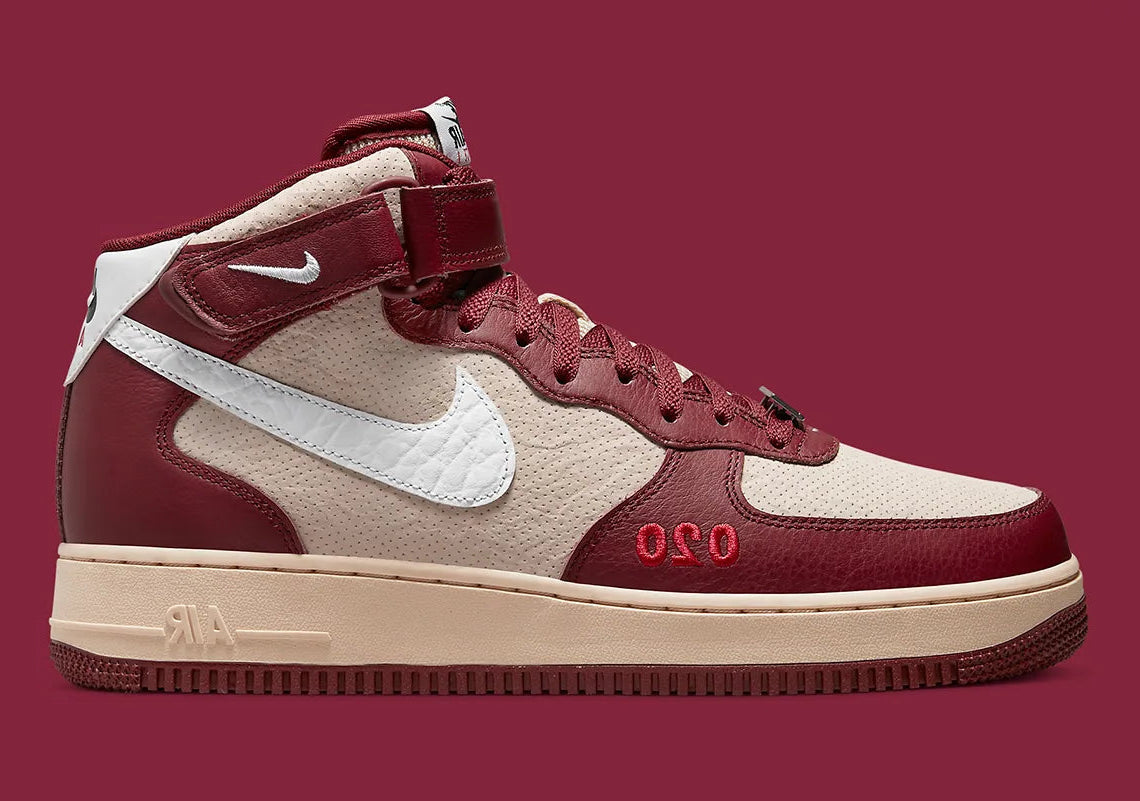 Nike Air Force 1 Mid London, sneaker Nike Air Force 1 mi-montante avec bride à la cheville et détails inspirés de Londres.