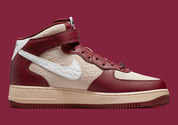 Nike Air Force 1 Mid London, sneaker Nike Air Force 1 mi-montante avec bride à la cheville et détails inspirés de Londres.