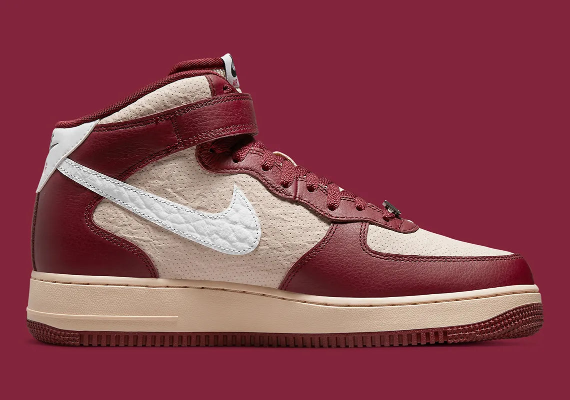 Nike Air Force 1 Mid London, sneaker Nike Air Force 1 mi-montante avec bride à la cheville et détails inspirés de Londres.