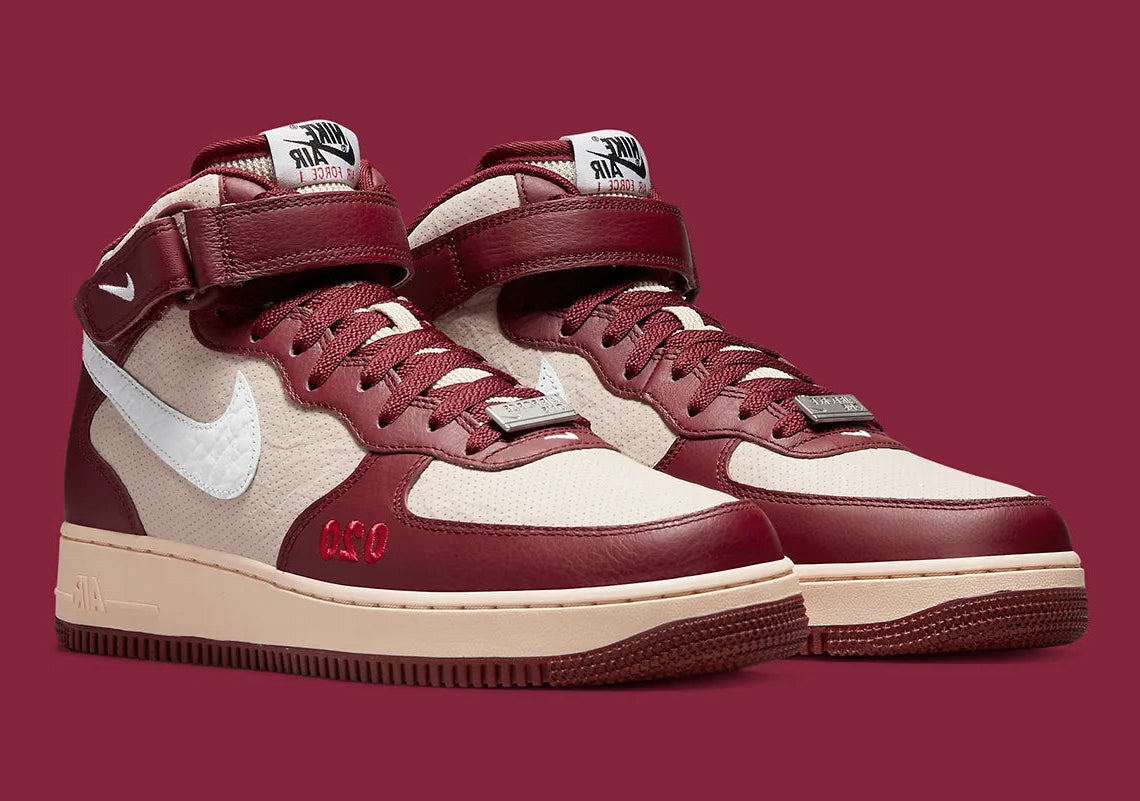 Nike Air Force 1 Mid London, sneaker Nike Air Force 1 mi-montante avec bride à la cheville et détails inspirés de Londres.