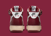 Nike Air Force 1 Mid London, sneaker Nike Air Force 1 mi-montante avec bride à la cheville et détails inspirés de Londres.