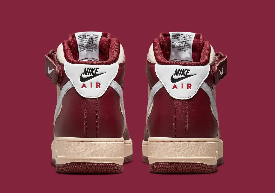 Nike Air Force 1 Mid London, sneaker Nike Air Force 1 mi-montante avec bride à la cheville et détails inspirés de Londres.
