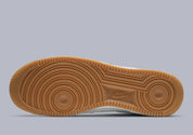 Nike Air Force 1 Low NBA White Grey Gum, sneaker Nike Air Force 1 Low blanche et grise avec semelle Gum, inspirée de l'univers NBA.