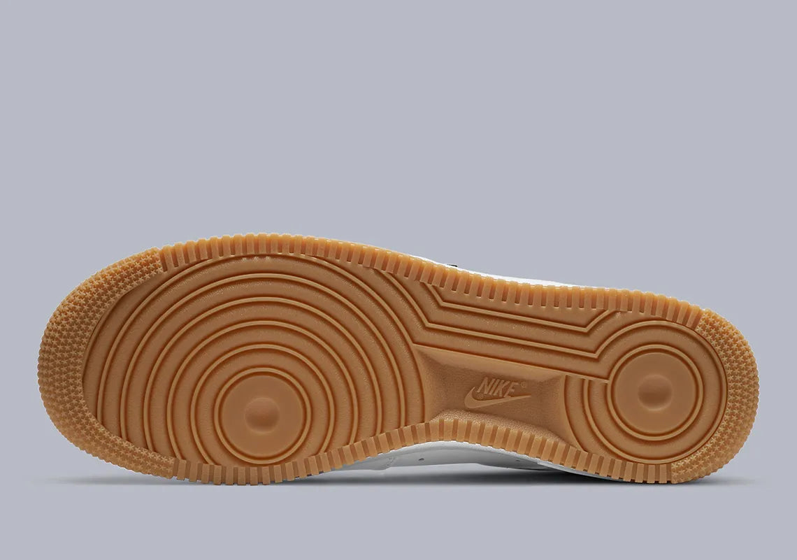 Nike Air Force 1 Low NBA White Grey Gum, sneaker Nike Air Force 1 Low blanche et grise avec semelle Gum, inspirée de l'univers NBA.