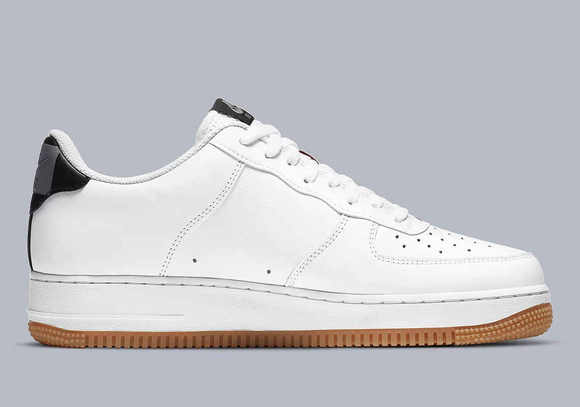 Nike Air Force 1 Low NBA White Grey Gum, sneaker Nike Air Force 1 Low blanche et grise avec semelle Gum, inspirée de l'univers NBA.
