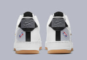 Nike Air Force 1 Low NBA White Grey Gum, sneaker Nike Air Force 1 Low blanche et grise avec semelle Gum, inspirée de l'univers NBA.