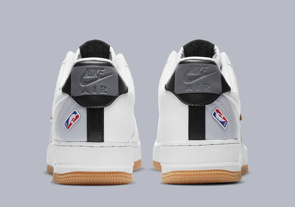 Nike Air Force 1 Low NBA White Grey Gum, sneaker Nike Air Force 1 Low blanche et grise avec semelle Gum, inspirée de l'univers NBA.