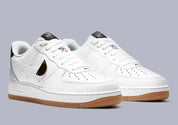Nike Air Force 1 Low NBA White Grey Gum, sneaker Nike Air Force 1 Low blanche et grise avec semelle Gum, inspirée de l'univers NBA.