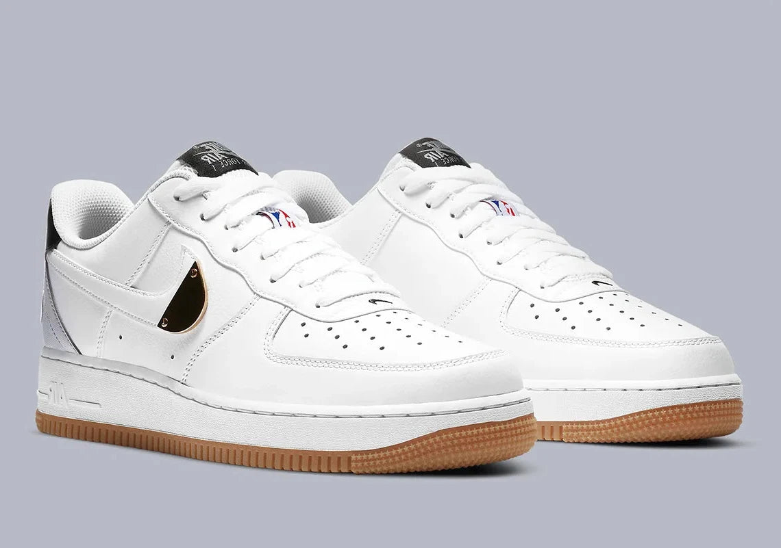 Nike Air Force 1 Low NBA White Grey Gum, sneaker Nike Air Force 1 Low blanche et grise avec semelle Gum, inspirée de l'univers NBA.