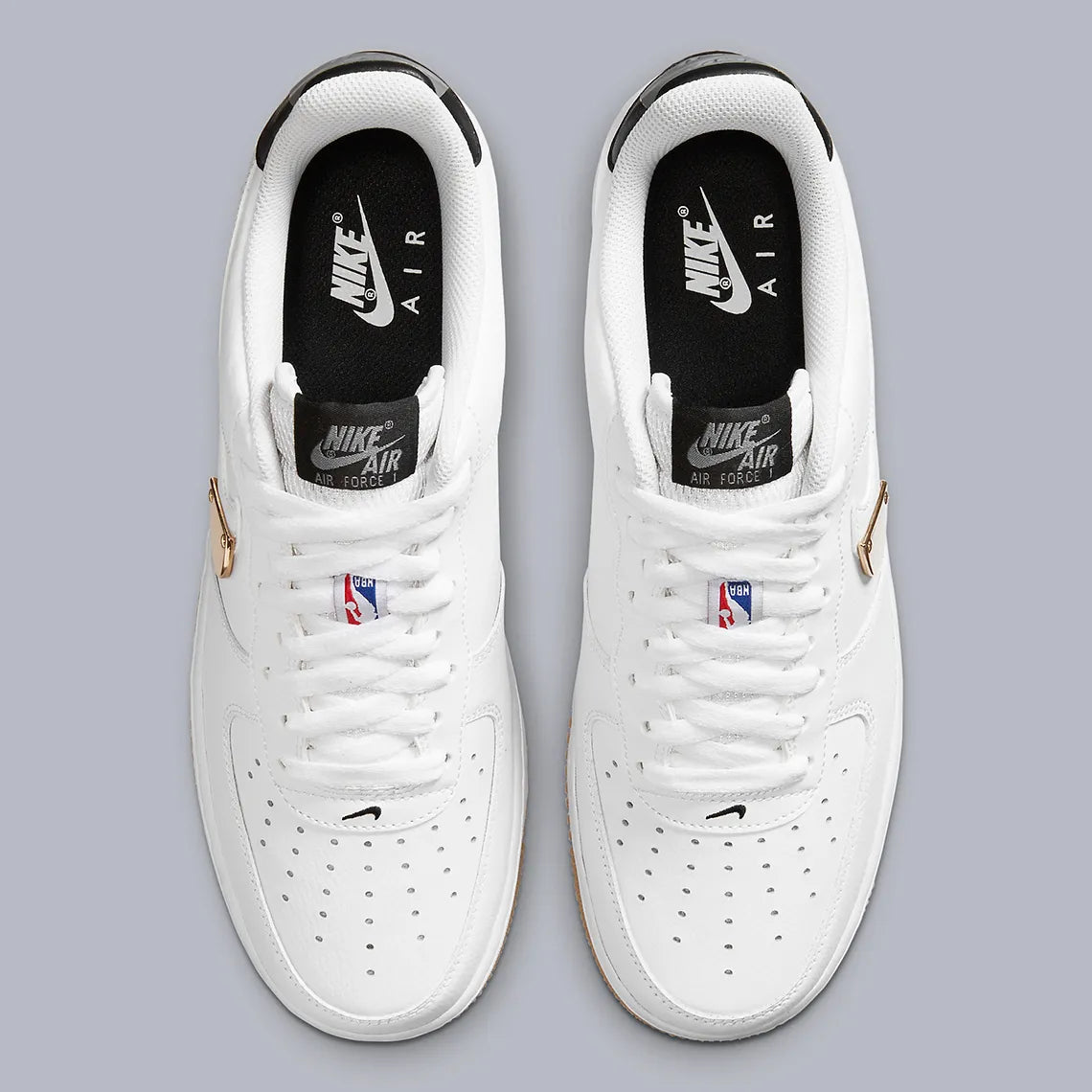 Nike Air Force 1 Low NBA White Grey Gum, sneaker Nike Air Force 1 Low blanche et grise avec semelle Gum, inspirée de l'univers NBA.