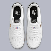 Nike Air Force 1 Low NBA White Grey Gum, sneaker Nike Air Force 1 Low blanche et grise avec semelle Gum, inspirée de l'univers NBA.