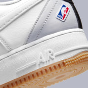 Nike Air Force 1 Low NBA White Grey Gum, sneaker Nike Air Force 1 Low blanche et grise avec semelle Gum, inspirée de l'univers NBA.