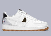 Nike Air Force 1 Low NBA White Grey Gum, sneaker Nike Air Force 1 Low blanche et grise avec semelle Gum, inspirée de l'univers NBA.