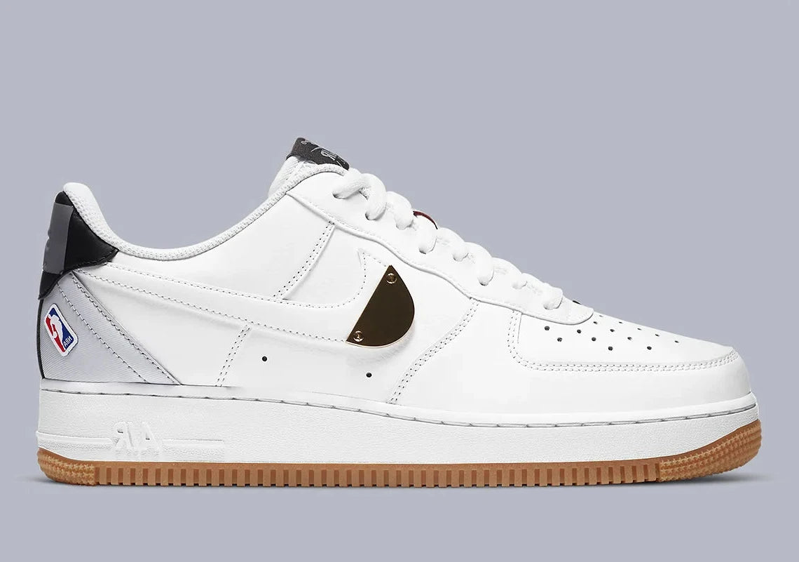 Nike Air Force 1 Low NBA White Grey Gum, sneaker Nike Air Force 1 Low blanche et grise avec semelle Gum, inspirée de l'univers NBA.