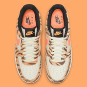 Nike Air Force 1 Low Daktari, sneaker en cuir Coconut Milk avec empiècements en suède zébré orange, Swoosh orange et semelle gomme.