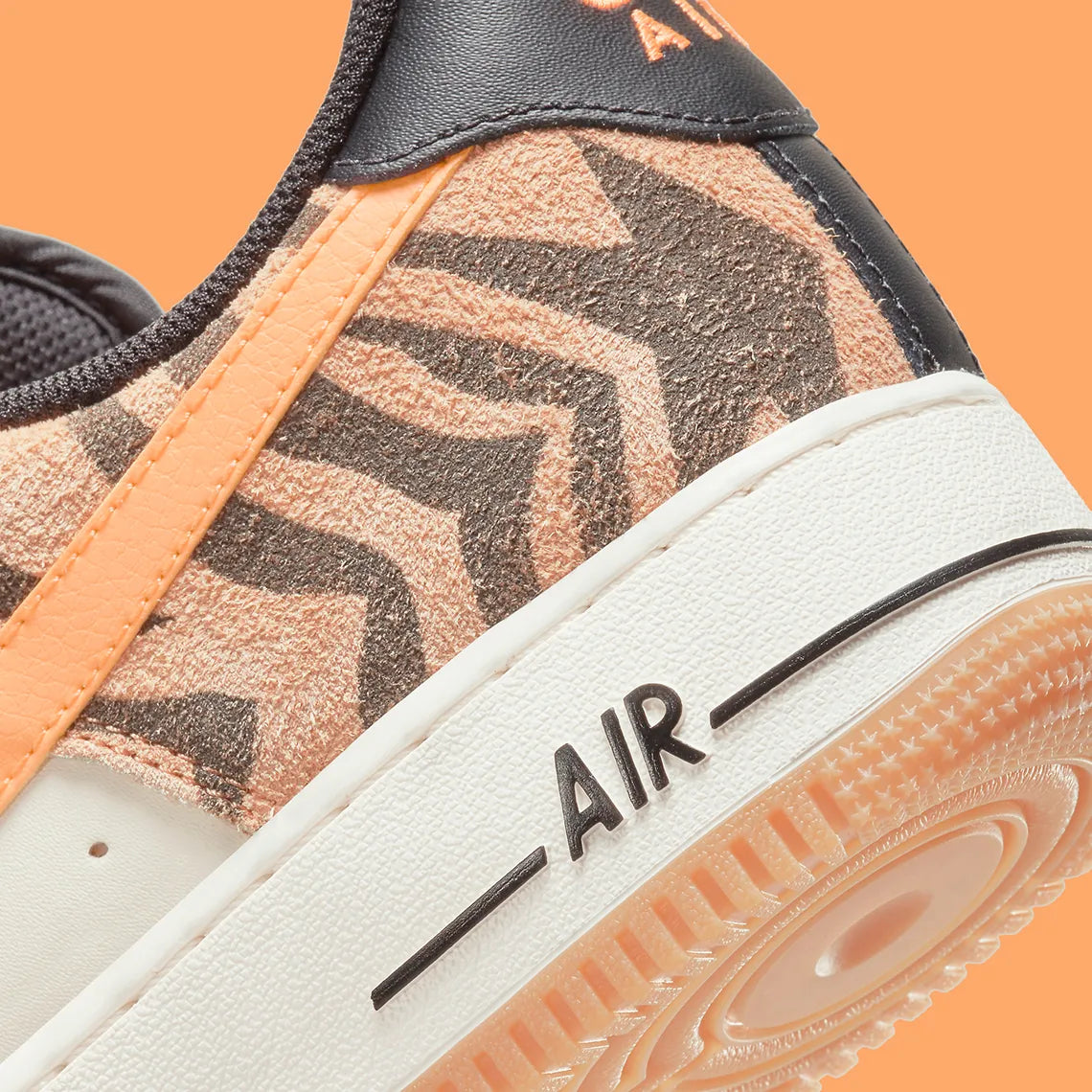 Nike Air Force 1 Low Daktari, sneaker en cuir Coconut Milk avec empiècements en suède zébré orange, Swoosh orange et semelle gomme.