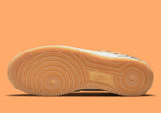Nike Air Force 1 Low Daktari, sneaker en cuir Coconut Milk avec empiècements en suède zébré orange, Swoosh orange et semelle gomme.