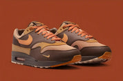 Chaussure de ville air max 1 marron et orange, semelle amortissante et confortable, vue de 3/4
