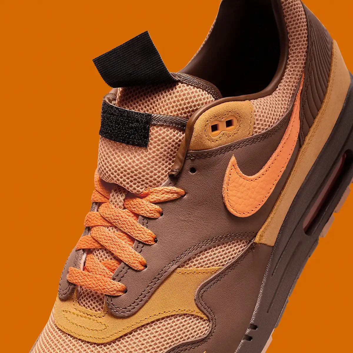 Chaussure de ville air max 1 marron et orange, semelle amortissante et confortable, vue de coté