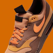 Chaussure de ville air max 1 marron et orange, semelle amortissante et confortable, vue de coté