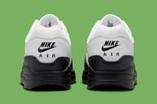 Sneakers Nike Air Max 1 White Black Chlorophyll en matériaux premium avec unité Air visible et détails contrastés iconiques vue de derrière. 