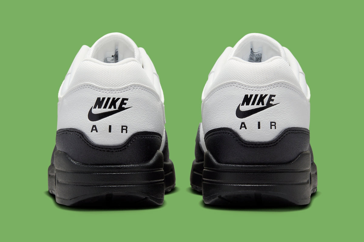 Sneakers Nike Air Max 1 White Black Chlorophyll en matériaux premium avec unité Air visible et détails contrastés iconiques vue de derrière. 