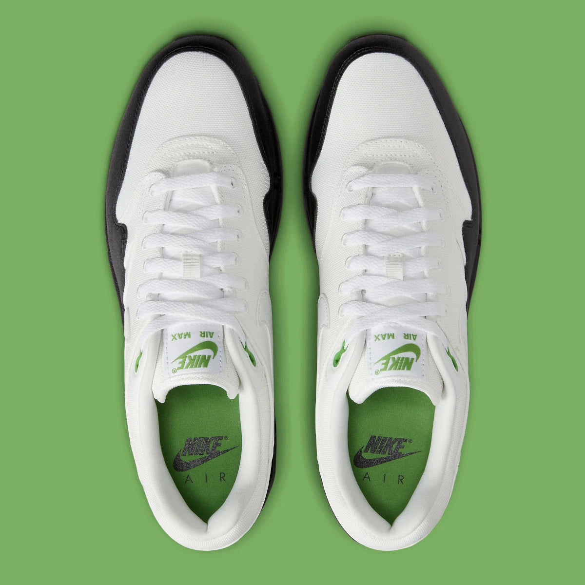 Sneakers Nike Air Max 1 White Black Chlorophyll en matériaux premium avec unité Air visible et détails contrastés iconiques vue du dessus. 