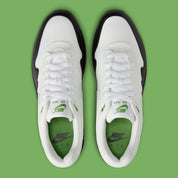 Sneakers Nike Air Max 1 White Black Chlorophyll en matériaux premium avec unité Air visible et détails contrastés iconiques vue du dessus. 