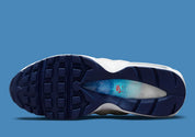 Nike Air Max 95 3 Lions blanche avec panneaux bleus, détails rouges, tag Three Lions au talon et unités Air visibles.